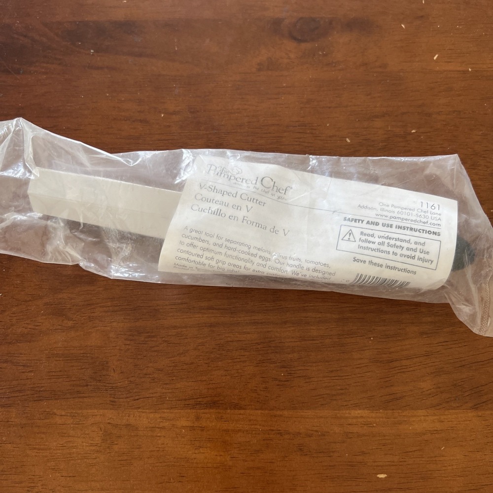 New In Pack Pampered Chef V-Shaped Cutter #1160 Tool To Separate Fruit‎ In Half